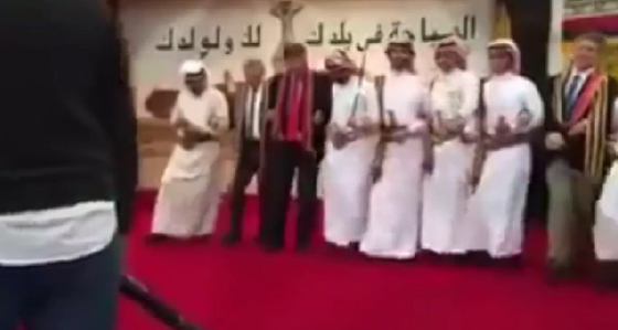 فيديو طريف: القنصل الأميركي في جدة يشارك في رقصة شعبية  صورة رقم 1