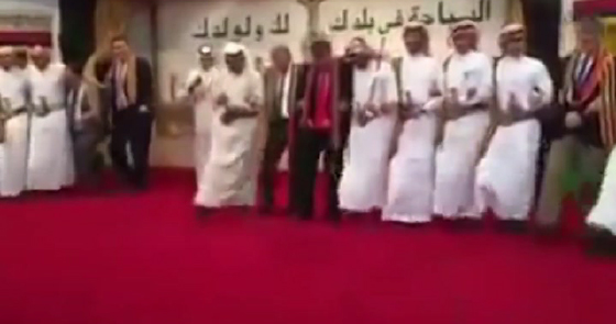 فيديو طريف: القنصل الأميركي في جدة يشارك في رقصة شعبية  صورة رقم 2