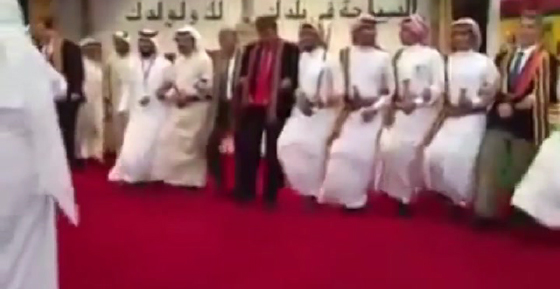 فيديو طريف: القنصل الأميركي في جدة يشارك في رقصة شعبية  صورة رقم 3