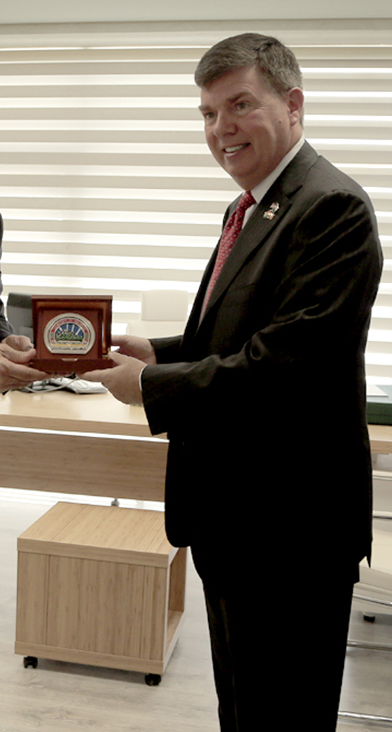 فيديو طريف: القنصل الأميركي في جدة يشارك في رقصة شعبية  صورة رقم 6