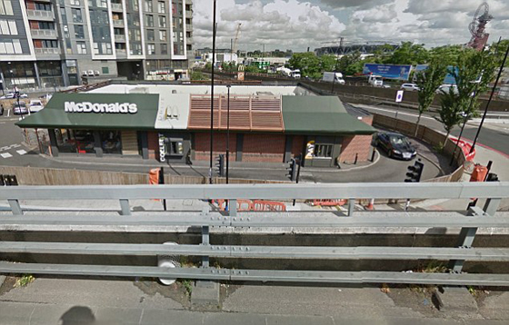 فيديو مشاجرة ساخنة، لكمات وركلات لزبون عنصري في ماكدونالدز  صورة رقم 4