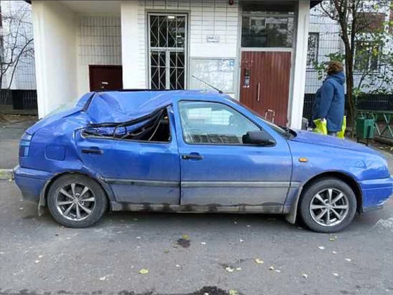 فيديو فتاة ترمي نفسها من اعلى بناية شاهقة وتنجو بأعجوبة من الموت! صورة رقم 6 فيديو فتاة ترمي نفسها من اعلى بناية شاهقة وتنجو بأعجوبة من الموت! صورة رقم 6