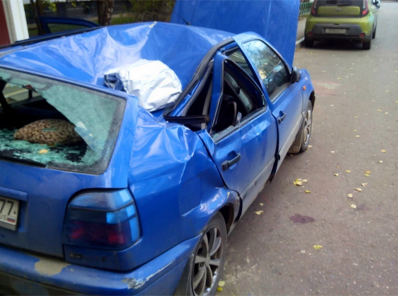 فيديو فتاة ترمي نفسها من اعلى بناية شاهقة وتنجو بأعجوبة من الموت! صورة رقم 5 فيديو فتاة ترمي نفسها من اعلى بناية شاهقة وتنجو بأعجوبة من الموت! صورة رقم 5