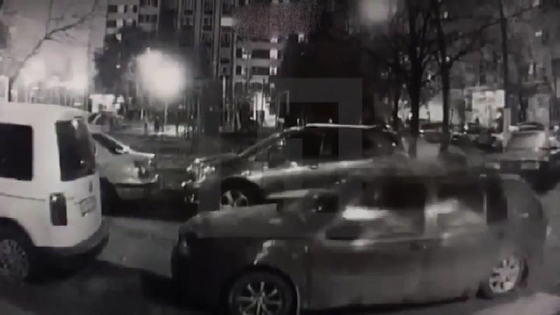 فيديو فتاة ترمي نفسها من اعلى بناية شاهقة وتنجو بأعجوبة من الموت! صورة رقم 1 فيديو فتاة ترمي نفسها من اعلى بناية شاهقة وتنجو بأعجوبة من الموت! صورة رقم 1