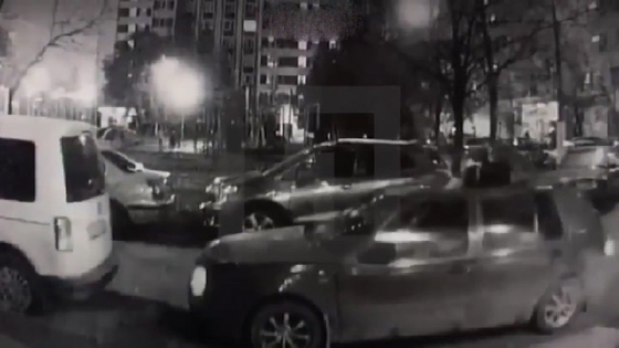 فيديو فتاة ترمي نفسها من اعلى بناية شاهقة وتنجو بأعجوبة من الموت! صورة رقم 3 فيديو فتاة ترمي نفسها من اعلى بناية شاهقة وتنجو بأعجوبة من الموت! صورة رقم 3