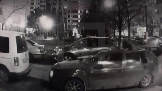 فيديو فتاة ترمي نفسها من اعلى بناية شاهقة وتنجو بأعجوبة من الموت! صورة رقم 2 فيديو فتاة ترمي نفسها من اعلى بناية شاهقة وتنجو بأعجوبة من الموت! صورة رقم 2