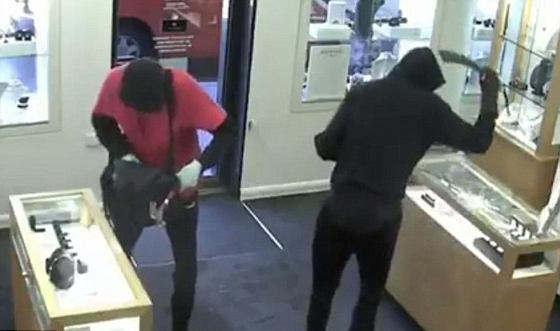 فيديو مثير: صاحب متجر مجوهرات يتغلب على ثلاثة لصوص مسلحين صورة رقم 1 فيديو مثير: صاحب متجر مجوهرات يتغلب على ثلاثة لصوص مسلحين صورة رقم 1