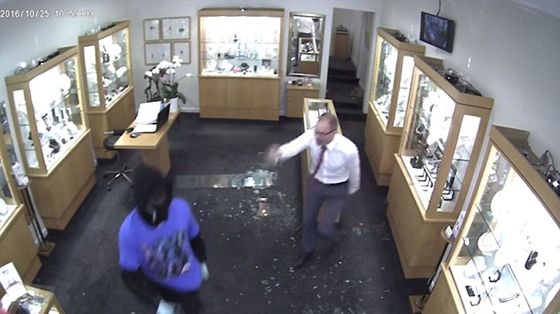 فيديو مثير: صاحب متجر مجوهرات يتغلب على ثلاثة لصوص مسلحين صورة رقم 4 فيديو مثير: صاحب متجر مجوهرات يتغلب على ثلاثة لصوص مسلحين صورة رقم 4