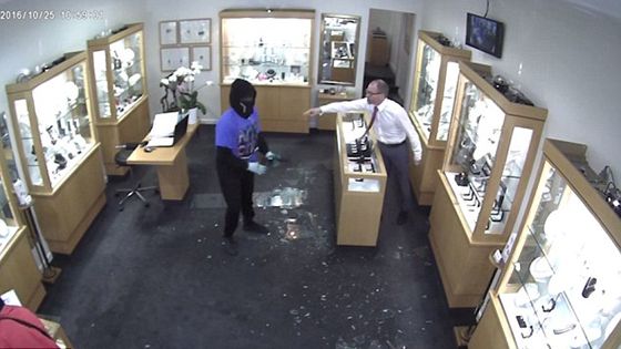 فيديو مثير: صاحب متجر مجوهرات يتغلب على ثلاثة لصوص مسلحين صورة رقم 5 فيديو مثير: صاحب متجر مجوهرات يتغلب على ثلاثة لصوص مسلحين صورة رقم 5