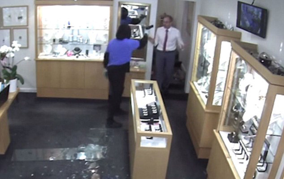 فيديو مثير: صاحب متجر مجوهرات يتغلب على ثلاثة لصوص مسلحين صورة رقم 6 فيديو مثير: صاحب متجر مجوهرات يتغلب على ثلاثة لصوص مسلحين صورة رقم 6