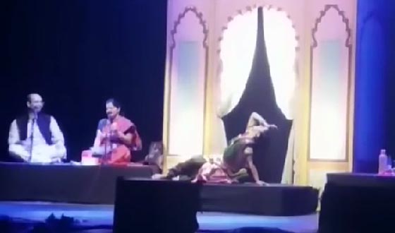 فيديو الراقصة الهندية أشويني أكبوتي في لحظاتها الأخيرة قبل وفاتها على المسرح صورة رقم 10