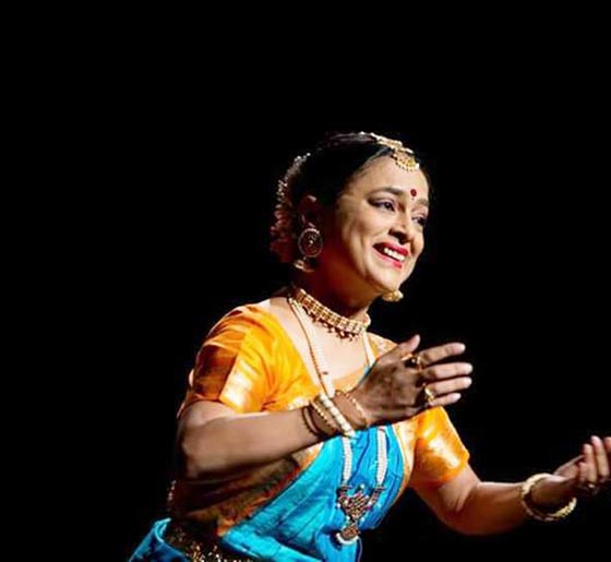 فيديو الراقصة الهندية أشويني أكبوتي في لحظاتها الأخيرة قبل وفاتها على المسرح صورة رقم 4