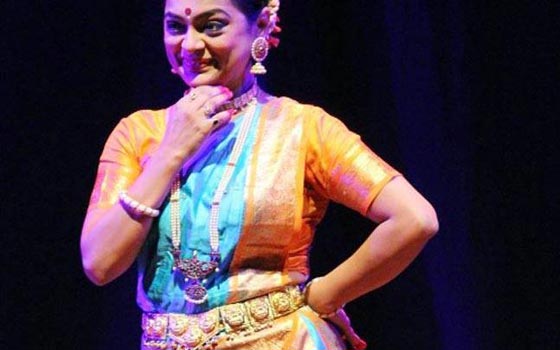 فيديو الراقصة الهندية أشويني أكبوتي في لحظاتها الأخيرة قبل وفاتها على المسرح صورة رقم 7