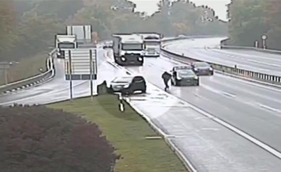 فيديو غريب: رجل يطارد سيارة على الطريق السريع لسبب لن يخطر ببالك! صورة رقم 1