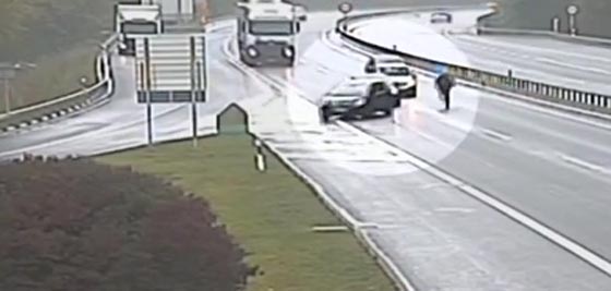 فيديو غريب: رجل يطارد سيارة على الطريق السريع لسبب لن يخطر ببالك! صورة رقم 2