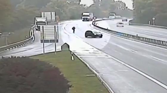 فيديو غريب: رجل يطارد سيارة على الطريق السريع لسبب لن يخطر ببالك! صورة رقم 3