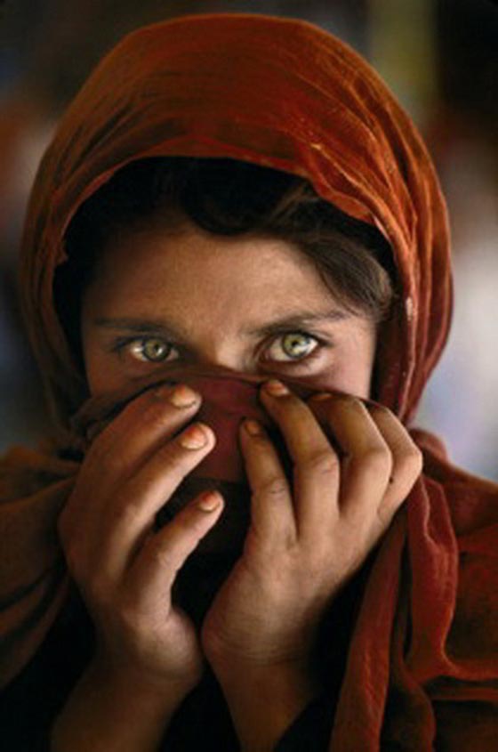 ما هو سبب اعتقال الفتاة الافغانية صاحبة أشهر صورة بالقرن العشرين؟ صورة رقم 5