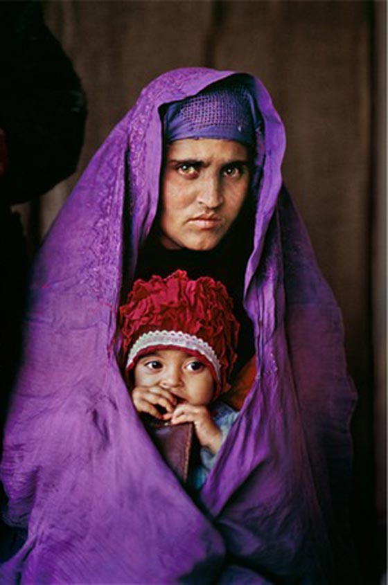 ما هو سبب اعتقال الفتاة الافغانية صاحبة أشهر صورة بالقرن العشرين؟ صورة رقم 9