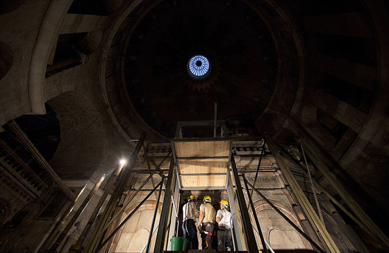 ماذا تعرف عن لوح الدفن الذي يؤمن المسيحيون أنه حمل جسد المسيح؟ صورة رقم 9