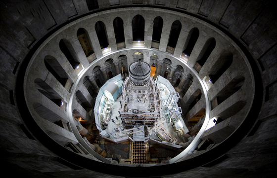 ماذا تعرف عن لوح الدفن الذي يؤمن المسيحيون أنه حمل جسد المسيح؟ صورة رقم 3