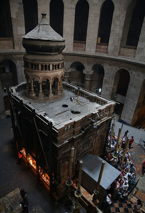 ماذا تعرف عن لوح الدفن الذي يؤمن المسيحيون أنه حمل جسد المسيح؟ صورة رقم 11