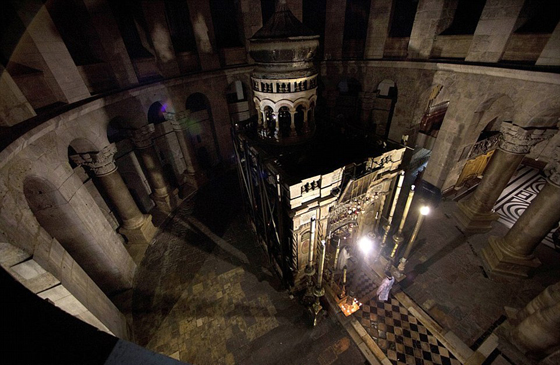 ماذا تعرف عن لوح الدفن الذي يؤمن المسيحيون أنه حمل جسد المسيح؟ صورة رقم 5