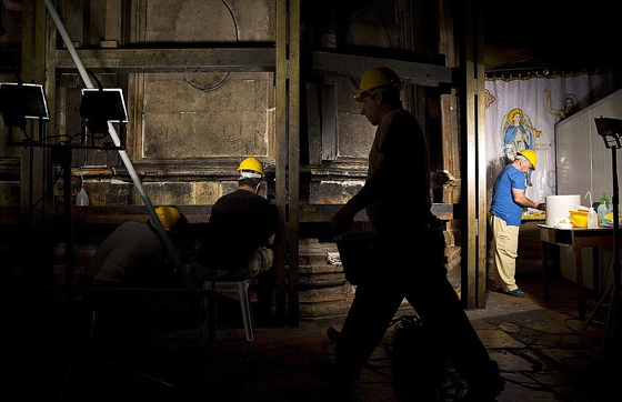 ماذا تعرف عن لوح الدفن الذي يؤمن المسيحيون أنه حمل جسد المسيح؟ صورة رقم 13