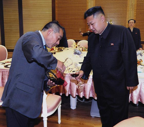 دكتاتور كوريا يعشق السوشي ويشرب 10 زجاجات نبيذ فاخر على العشاء! صورة رقم 3