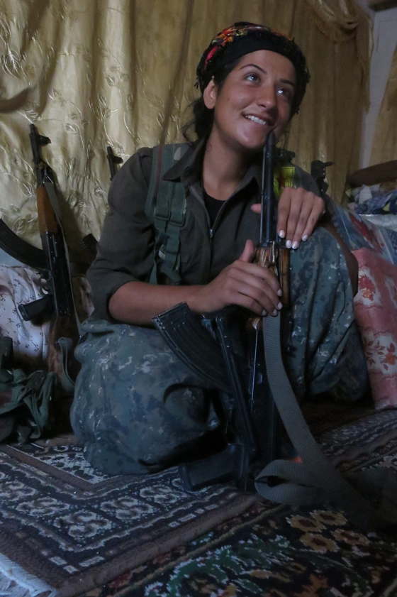  فيديو لفتيات كرديات من عدة فصائل يشاركن بتحرير الموصل من داعش صورة رقم 9