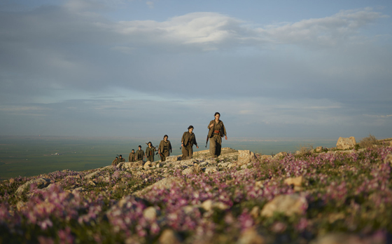 فيديو لفتيات كرديات من عدة فصائل يشاركن بتحرير الموصل من داعش صورة رقم 13