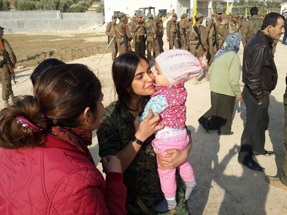 فيديو لفتيات كرديات من عدة فصائل يشاركن بتحرير الموصل من داعش صورة رقم 19