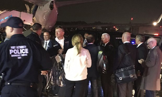 انزلاق طائرة المرشح الجمهوري لمنصب نائب الرئيس الامريكي صورة رقم 2