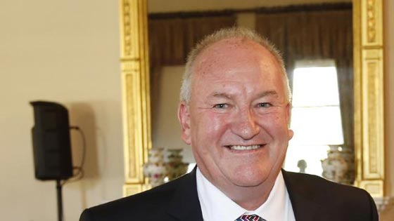  وزير استرالي ينقل كلابه في سيارة برلمانية ويعتذر بعد فضح الامر! صورة رقم 1