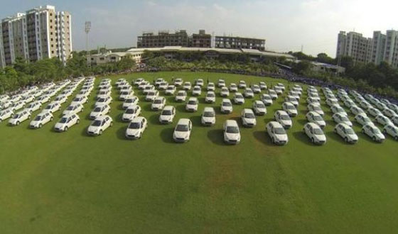 رجل اعمال يكافئ موظفيه بمنازل وسيارات وملايين الدولارات صورة رقم 4 رجل اعمال يكافئ موظفيه بمنازل وسيارات وملايين الدولارات صورة رقم 4