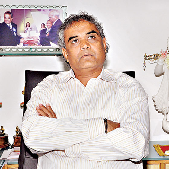 رجل اعمال يكافئ موظفيه بمنازل وسيارات وملايين الدولارات صورة رقم 1 رجل اعمال يكافئ موظفيه بمنازل وسيارات وملايين الدولارات صورة رقم 1