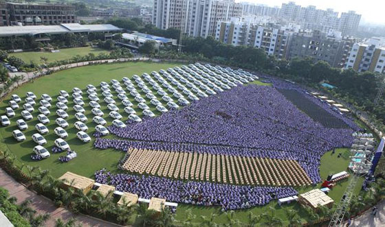 رجل اعمال يكافئ موظفيه بمنازل وسيارات وملايين الدولارات صورة رقم 3 رجل اعمال يكافئ موظفيه بمنازل وسيارات وملايين الدولارات صورة رقم 3