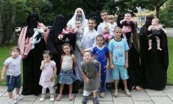 لاجئ سوري وزوجاته الاربعة واولاده بكلّفون ألمانيا 33000 دولار شهريا  صورة رقم 3