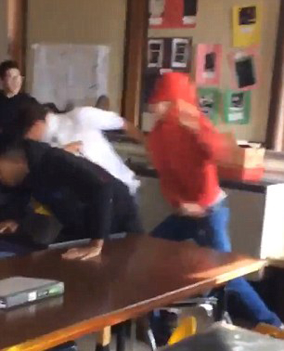 فيديو مثير.. شجار بين طلاب في صف دراسي لم تسلم منه المعلمة صورة رقم 2