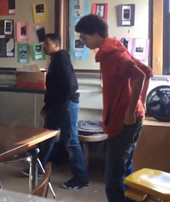 فيديو مثير.. شجار بين طلاب في صف دراسي لم تسلم منه المعلمة صورة رقم 4