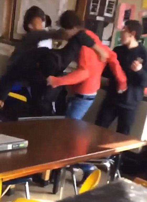 فيديو مثير.. شجار بين طلاب في صف دراسي لم تسلم منه المعلمة صورة رقم 7