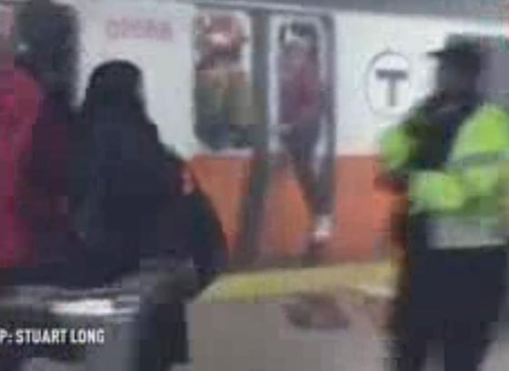  فيديو مروع:  دخان في مترو الانفاق يثير رعب الركاب فيكسرون  النوافذ صورة رقم 2