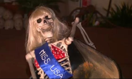  تمثال دونالد ترامب برعب الناس في هالوين، وهياكل عظمية بقربه! صورة رقم 1