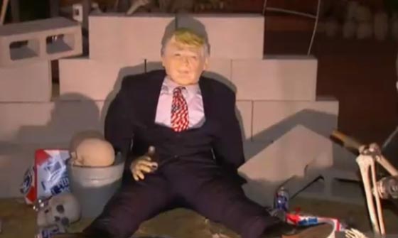  تمثال دونالد ترامب برعب الناس في هالوين، وهياكل عظمية بقربه! صورة رقم 3