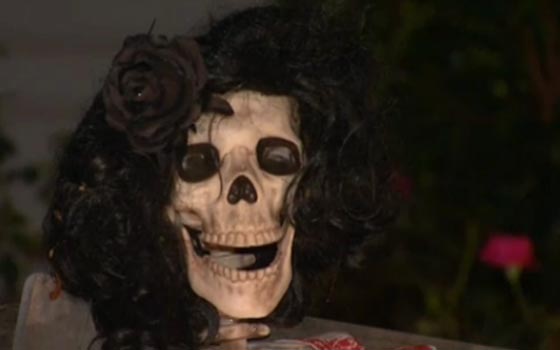  تمثال دونالد ترامب برعب الناس في هالوين، وهياكل عظمية بقربه! صورة رقم 2