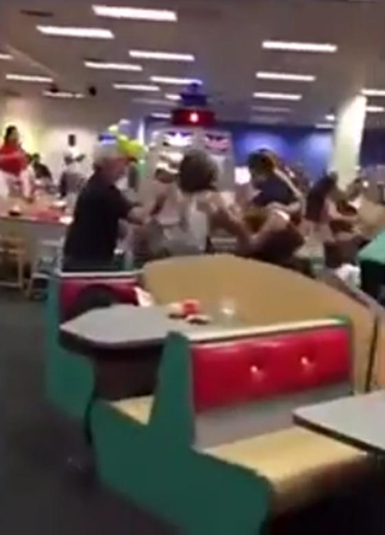 عيد ميلاد يتحول الى معركة شرسة بين مجموعة فتيات.. فيديو صورة رقم 2