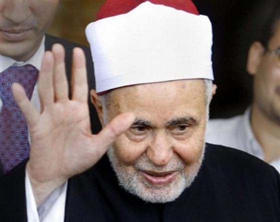 المفتي الطنطاوي خلع نقاب فتاة واساء لها وحلل فوائد البنوك وجلد الصحفيين! صورة رقم 1