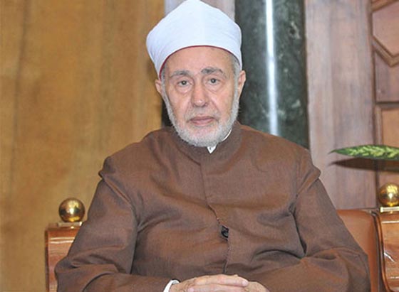 المفتي الطنطاوي خلع نقاب فتاة واساء لها وحلل فوائد البنوك وجلد الصحفيين! صورة رقم 2