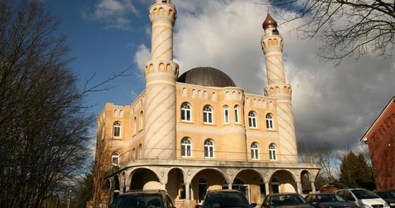  تغريم اسرة المانية منعت من ابنها الطالب زيارة مسجد في اطار المدرسة صورة رقم 2