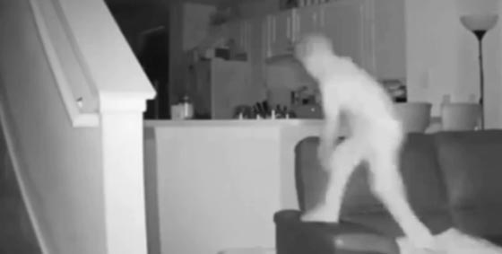 فيديو مرعب: كاميرا مراقبة تكشف شبح طفل مسكون يقفز ويلهو في المنزل! صورة رقم 1