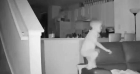 فيديو مرعب: كاميرا مراقبة تكشف شبح طفل مسكون يقفز ويلهو في المنزل! صورة رقم 2